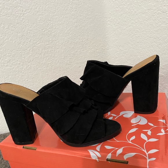 Ruffle slip on shoe - Picture 1 of 3